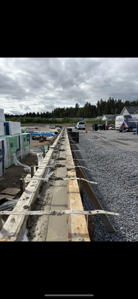 Uudisrakennuksen betonilattian pinnoitus varastotilassa ennen käyttöönottoa