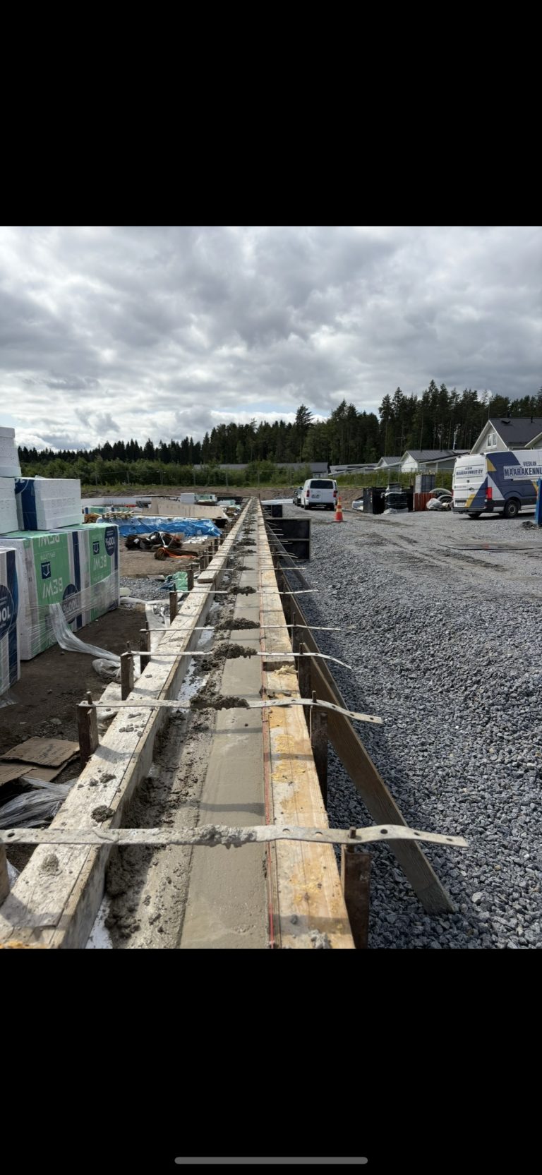autotallin epoksilattia puhdistetaan lastalla pesun jälkeen