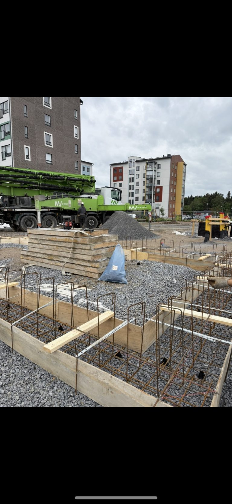 Liukastumisen estävä lattiapinnoite: turvallinen ratkaisu tuotantoon, varastoon ja liiketilaan
