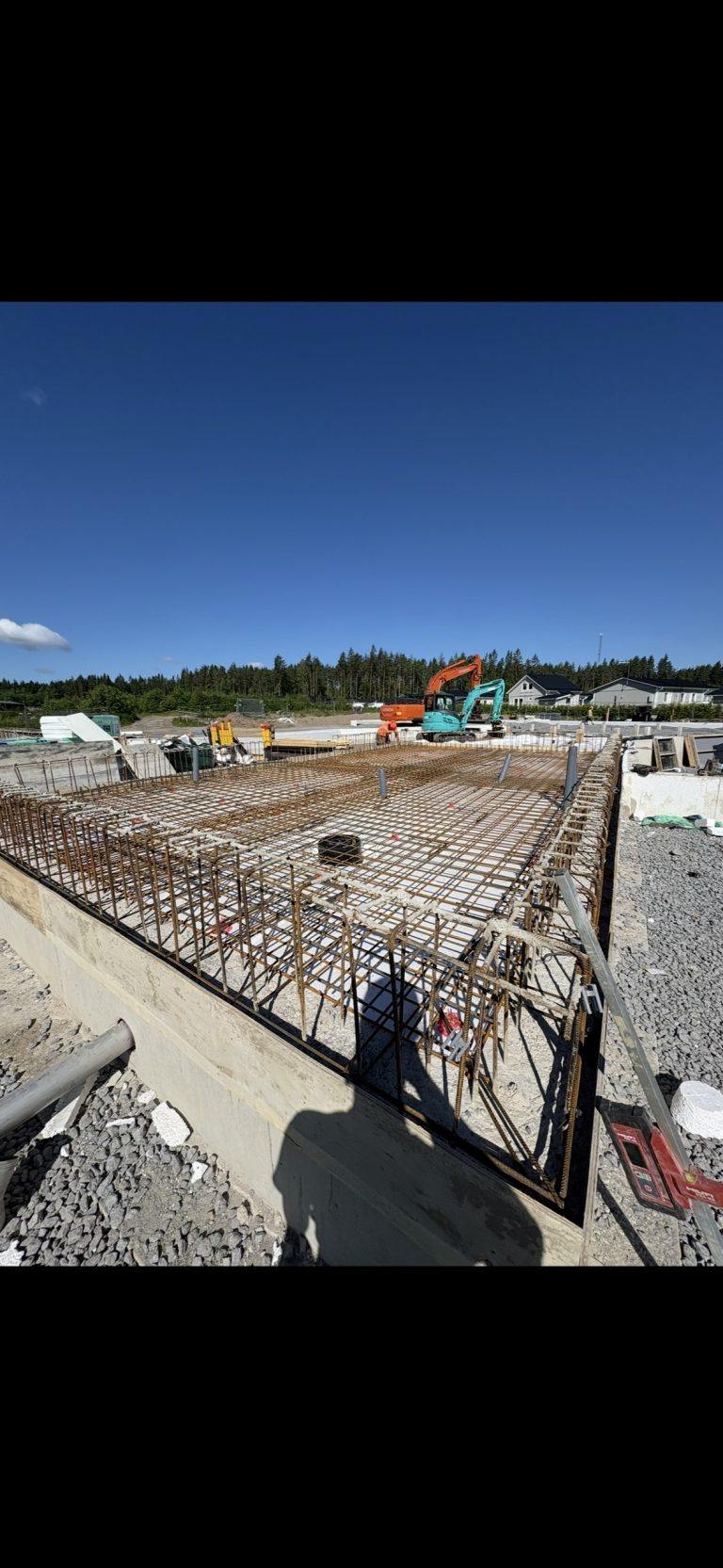 Liukastumisen estävä lattiapinnoite levitysvaiheessa betonilattialle